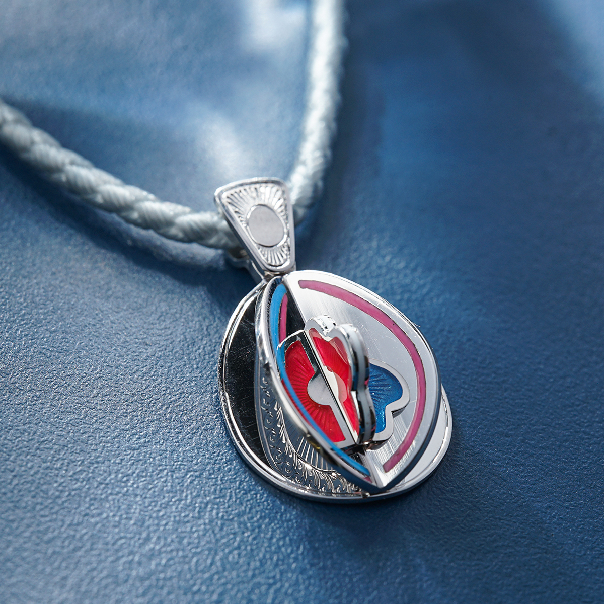 Gold pendant with enamel "Light of Easter"